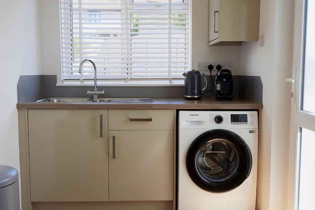 3-Bedroom Bungalow With Parking, Goldsithney, Penzance, Cornwall Perranuthnoe Exterior photo